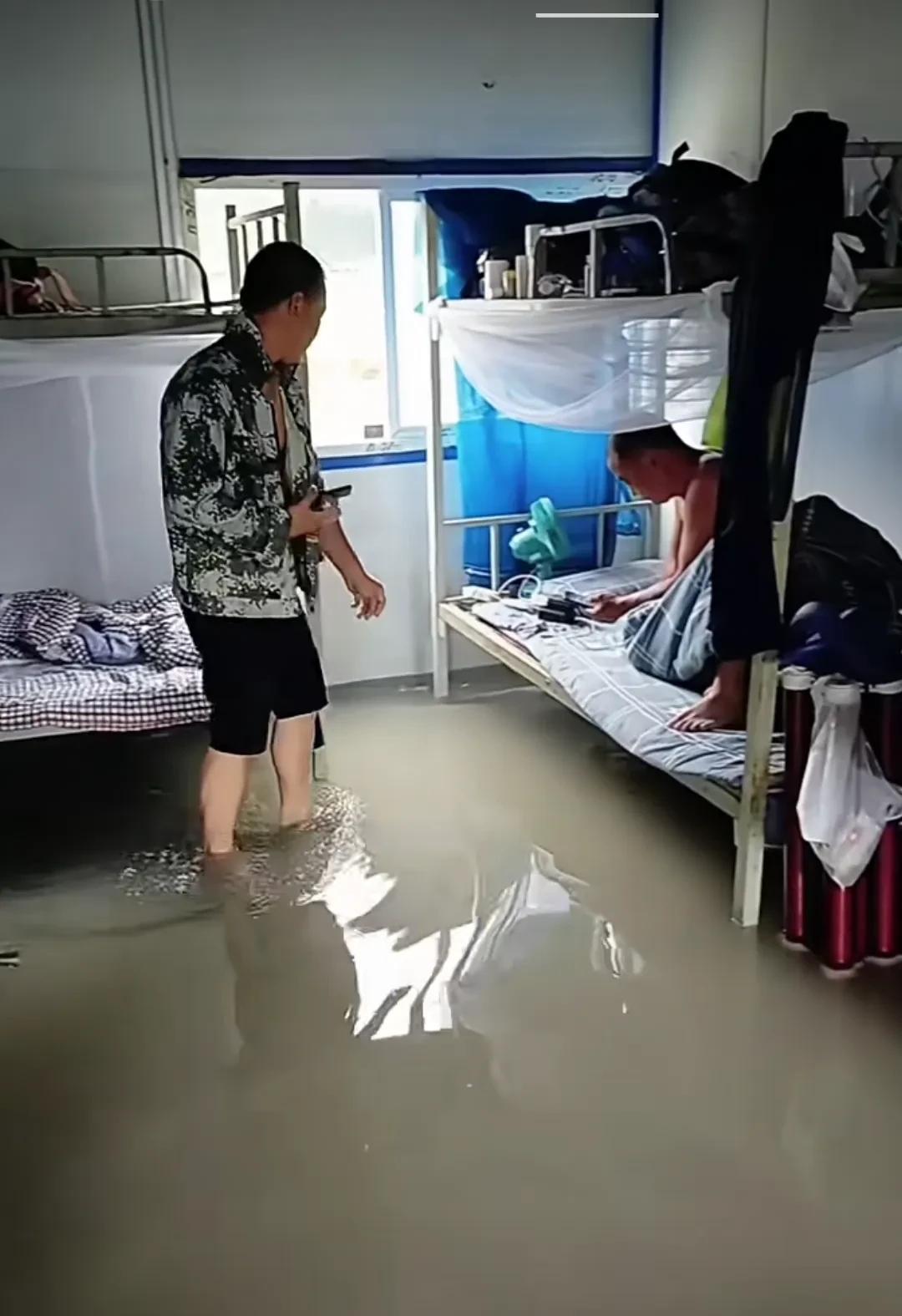 一下暴雨，工地上也成了受灾区了，活又干不了，出又出不去。
都说夏天宿舍里热，没办