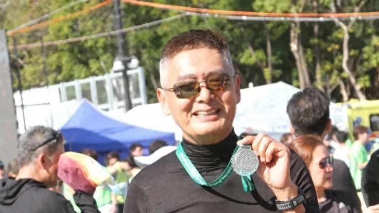 70岁周润发去跑步