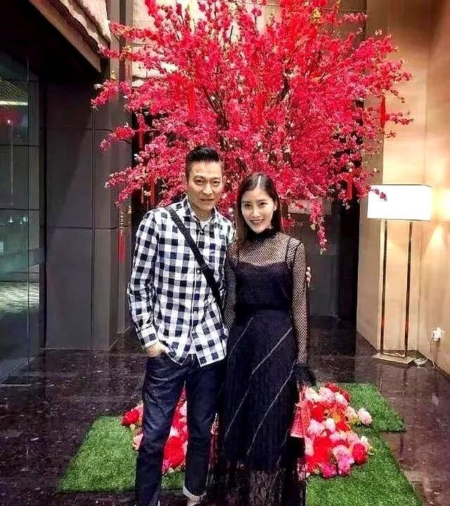 刘德华小姨子在网上晒私人飞机旅游照火了！
以前大家光知道她是刘德华亲戚，哪晓得人