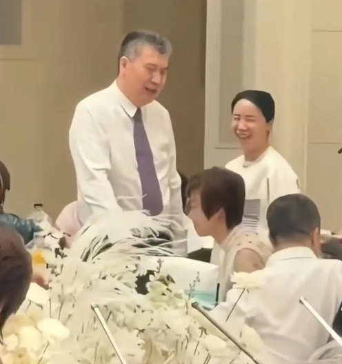 今天是个好日子啊，李爷爷家有喜事。
李隼教练刚刚退休吧，女儿今天举行婚礼，看看现