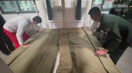 世界是不是只给马龙关上了不会背后击球这一扇窗？在西藏和现役弟弟比赛叠豆腐被子都能