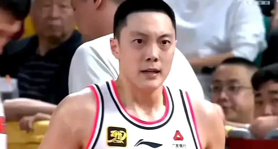 胡明轩打韩国7投0中，得0分，作为控卫让对方掏球！看看小伙的黑眼圈，是不是耽于女