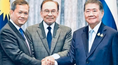 八月2日，数千名抗议者聚集于曼谷胜利纪念碑广场，抗议政府在与柬埔寨的谈判中丧权辱