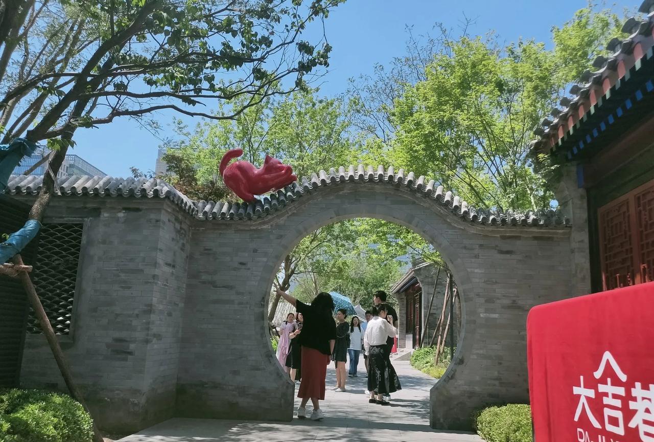 一个微笑，迎来美丽的一天；
一个短信，传递美好的祝愿；
一声祝福，送去健康和平安