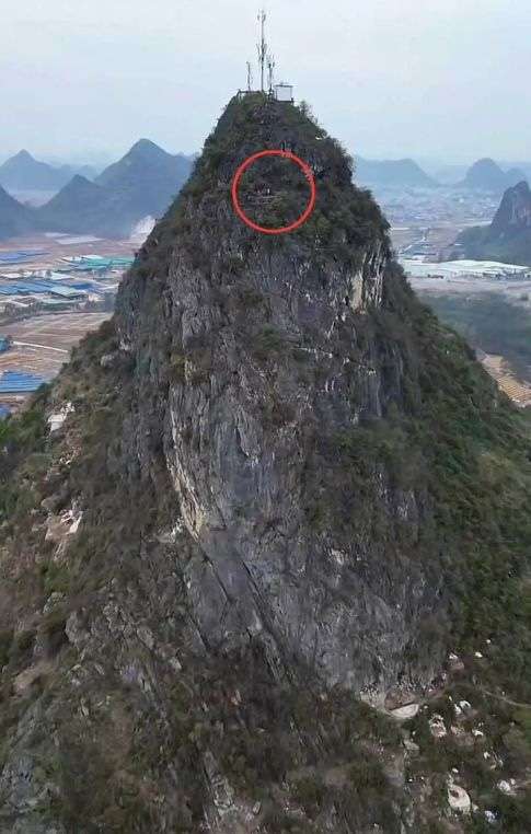 目前看到最猛的祭祖位置。这是飞上去的？