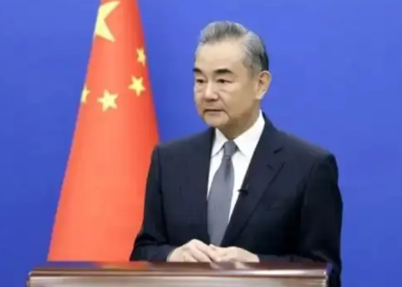 【菲防长通知中国，将叫齐盟友在南海反制，王毅送给菲方3个字，这回很不客气】

日