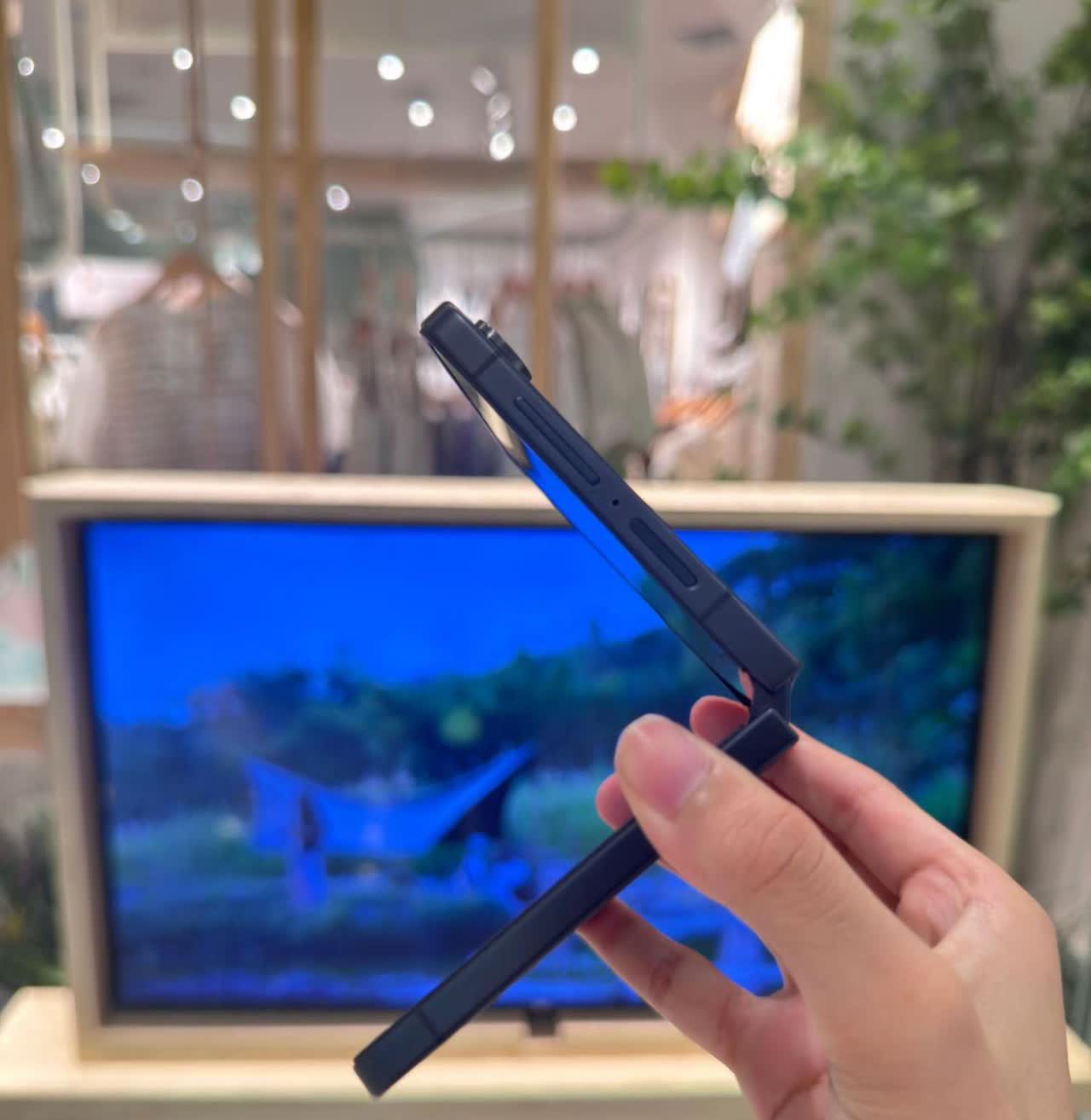 入手三星 flip7我发现，这个铰链升级太可了！开合特别跟手，保险杠完全解决了折