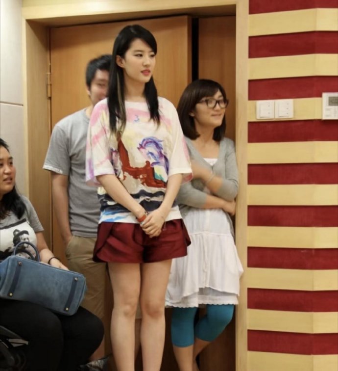 2013年，当时的刘亦菲才26岁，青春有活力，扎染着一缕头发，妥妥的美少女一枚。