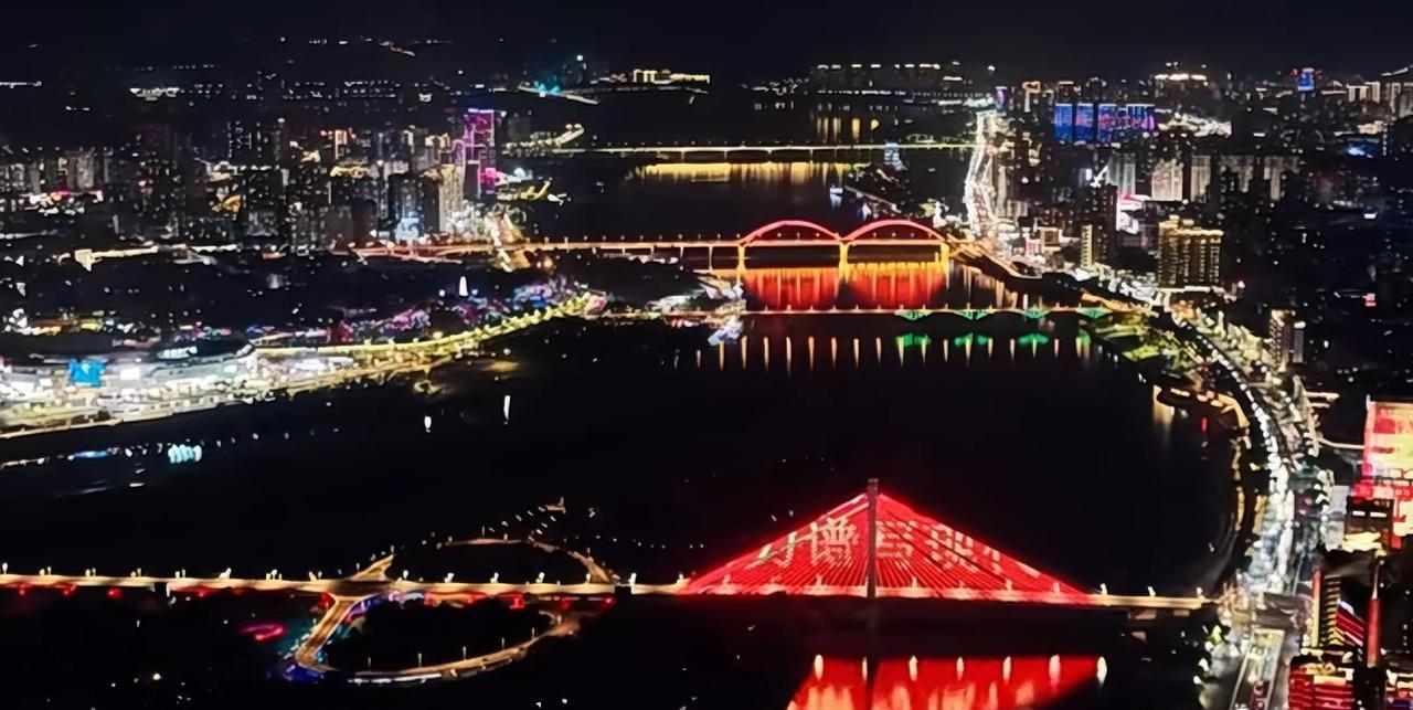 南充嘉陵江夜景灯光秀，有人说全国唯一可媲美的只有武汉
        南充市虽然