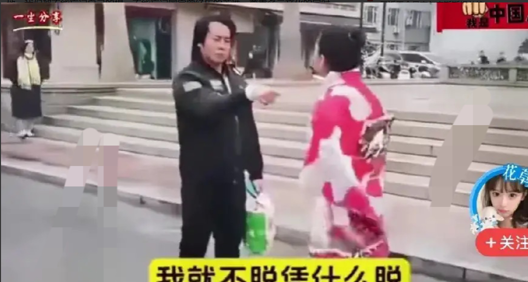 浙江一女子，正在满心欢喜欣赏自己，穿着一件大红花的日本和服。在街上优雅很意的走着