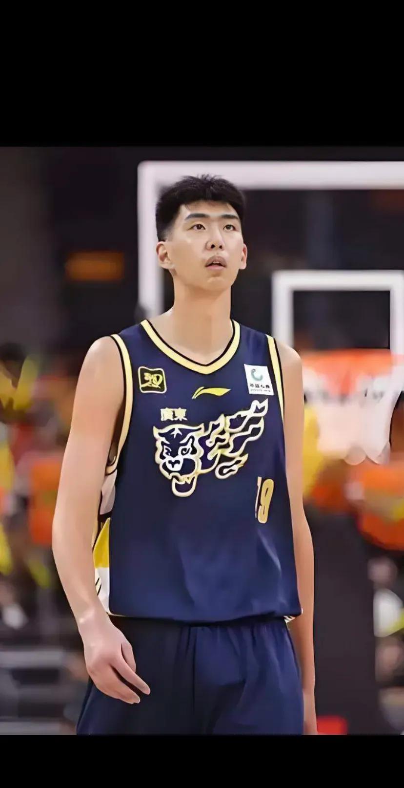 易建联接班人出走近乎定局
近段时间，关于广东宏远徐昕的流言沸沸扬扬，其中主要原因