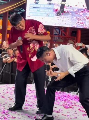 大衣哥朱之文再次现身郭有才青州古城演唱会，两人同唱经典老歌《诺言》，朱之文极力配