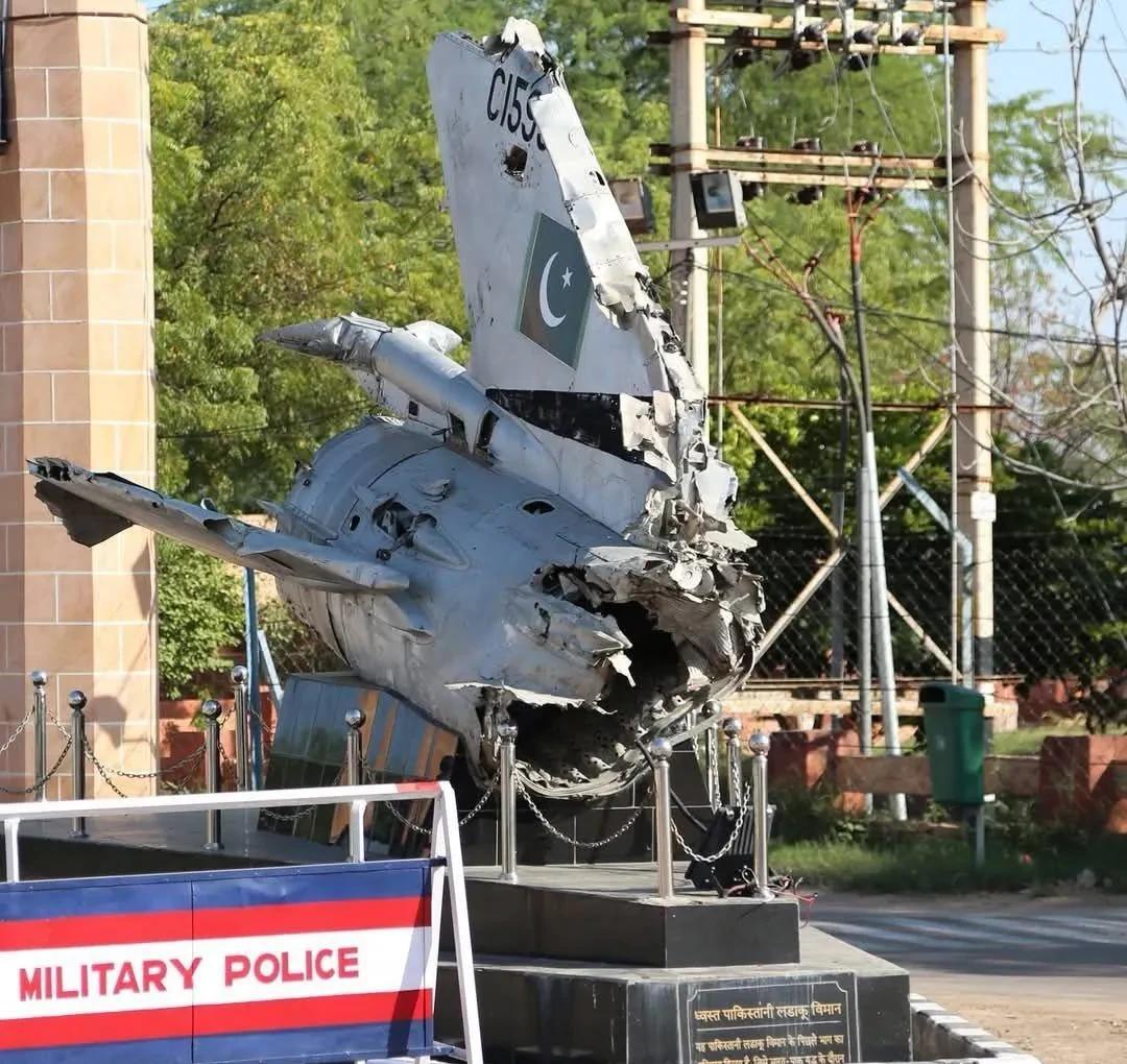 印度展示击落的巴基斯坦空军的F-16！[6]
但是，这玩意根本就不是F-16的残