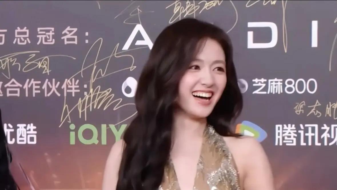 李兰迪亮相微博视界大会红毯，一袭鎏金裙惊艳全场，捧栗子萌翻网友