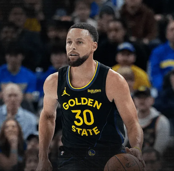 据报道，勇士预计斯蒂芬-库里因股四头肌挫伤将缺席大约一周或稍长一些的时间。
据消