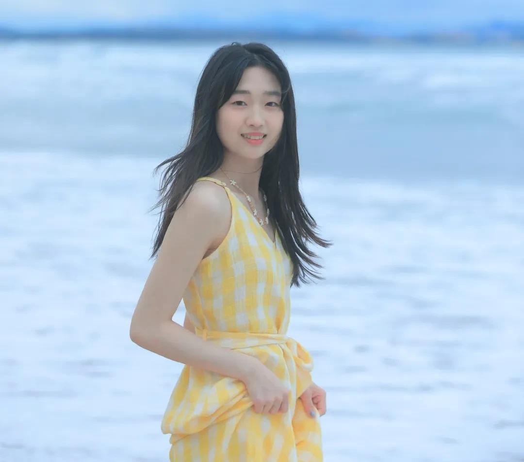 黄雨婷这身黄色清新风的长裙穿搭太迷人了！
喜欢这样通透唯美的穿搭，小美女这清纯味