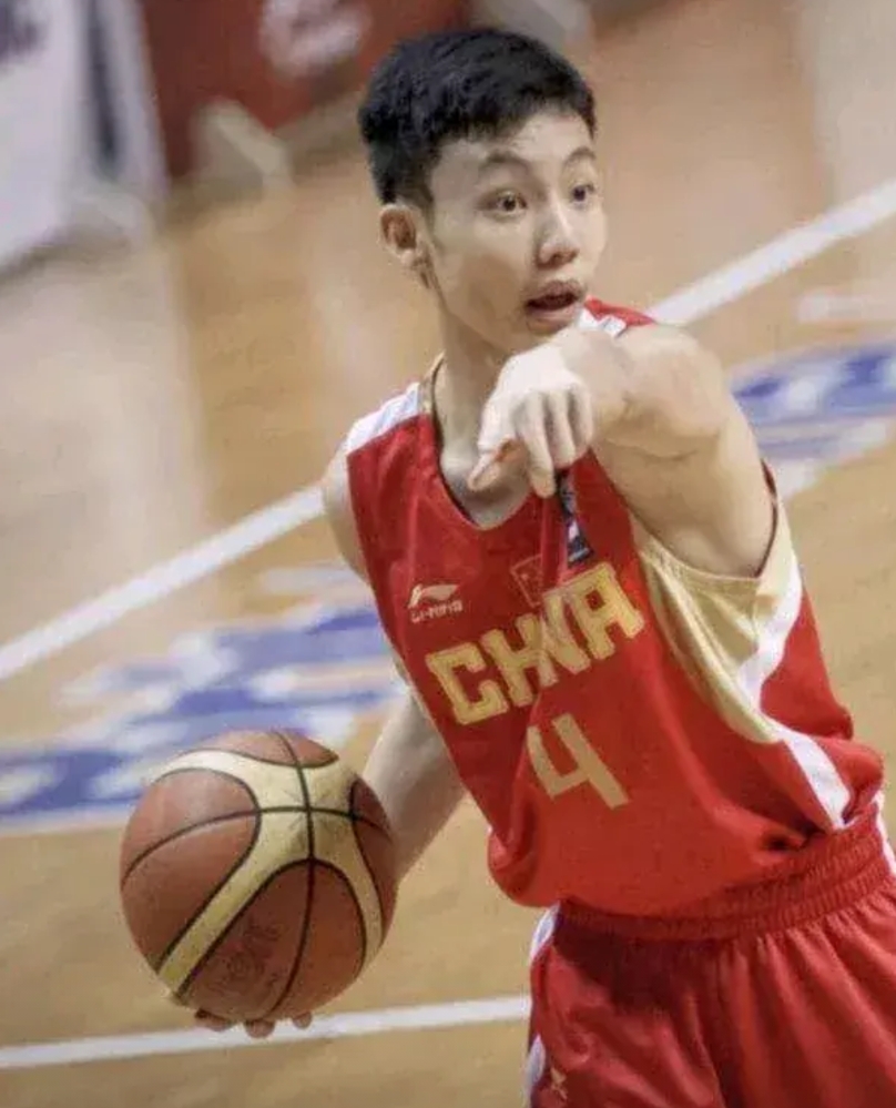 徐杰今晚没有进入对阵波黑男篮的首场热身赛，大概率可能在和高诗岩的竞争中落败了，应