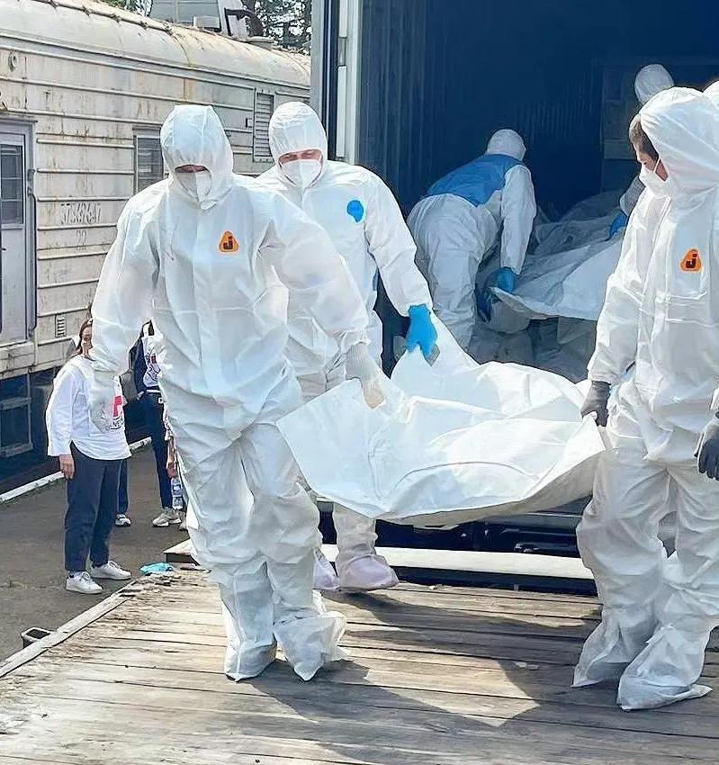 在赫尔松，俄军多次观察到乌军战场殡葬队不是将阵亡战友的遗体运回后方，而是就地掩埋