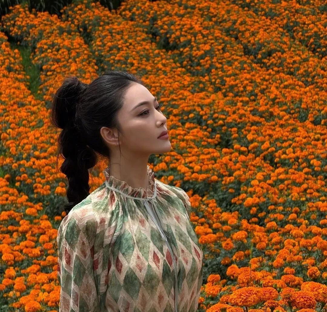 大美女张馨予，也有烦恼的时候。埋怨妈妈把她睡成了扁头。
张馨予说扁头不好看，后脑