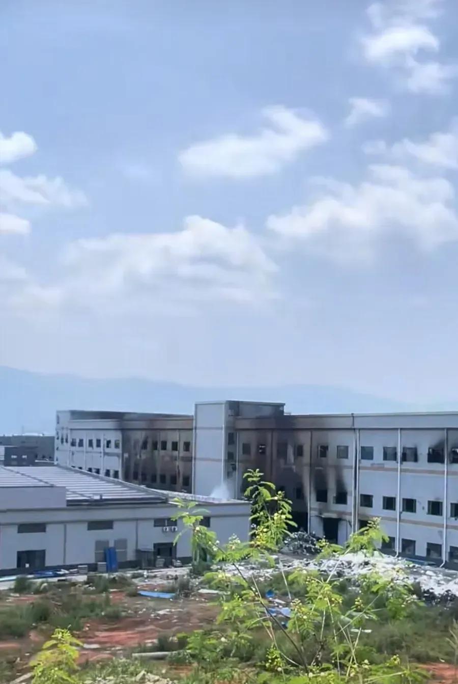 四川宜宾的一个老板，真的是太冷酷了。一个看上去报废的楼房，里面的工人在里面做了半