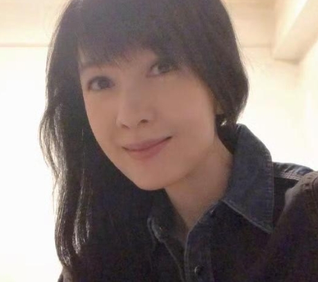 周慧敏晒童年照！
小时候也挺普通，长大后变成绝世美人了，果然，女大十八变，越变越