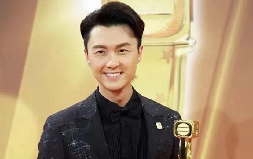 王浩信，其实如果没有发生他出轨，那件事，他在内地是会很红的。
他那件事情真的在大