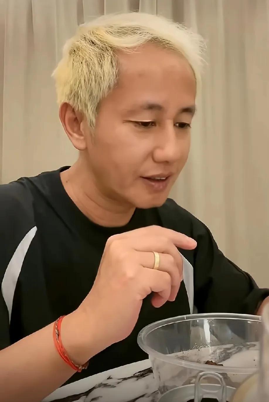赵露思直播的时候，爸爸也跟着一起出镜了，赵露思让爸爸和粉丝打招呼，叔叔有点害羞，