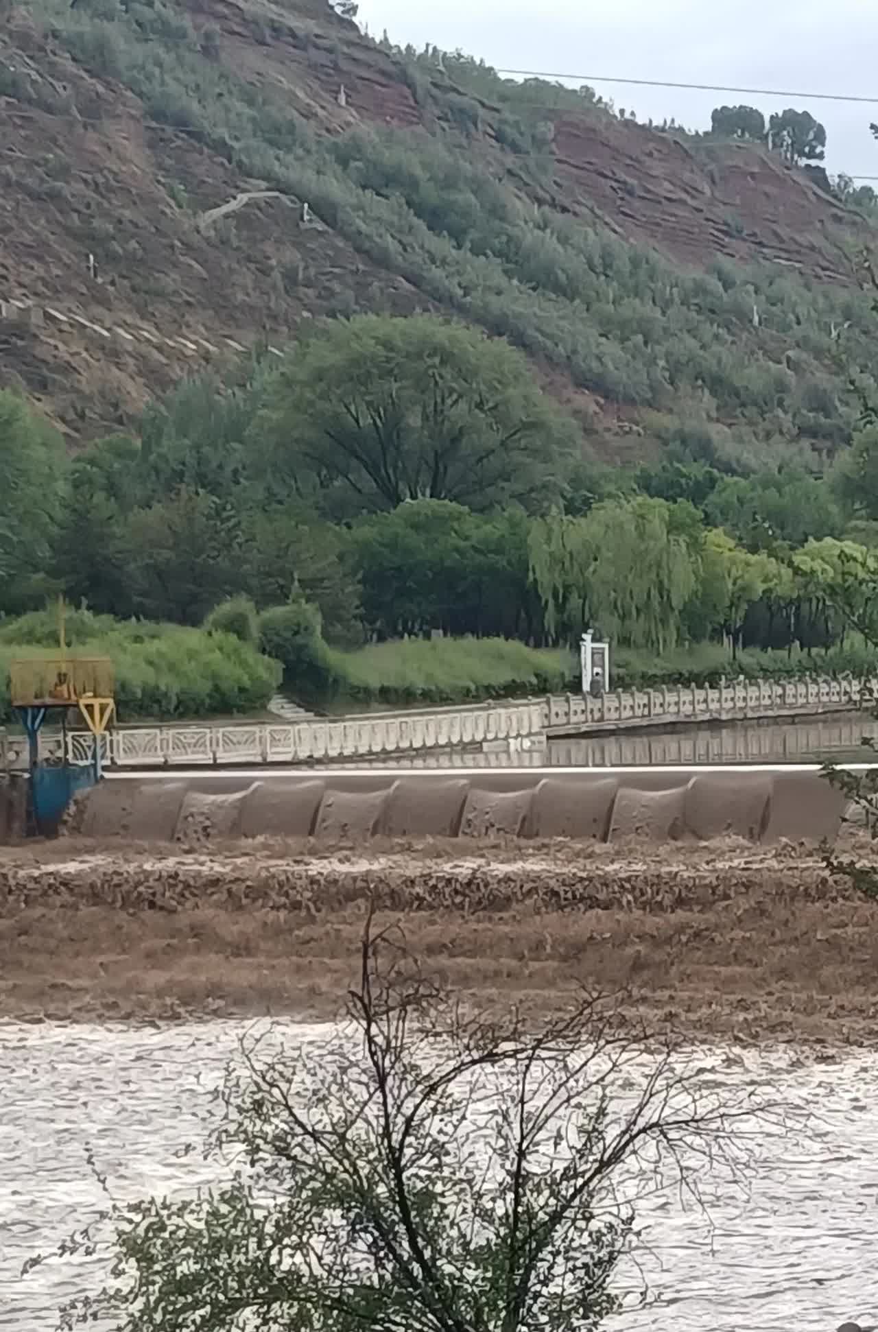 大雨过后南川河水涨了，这让我想起之前南川河也发过洪水。2022年8月13日23时