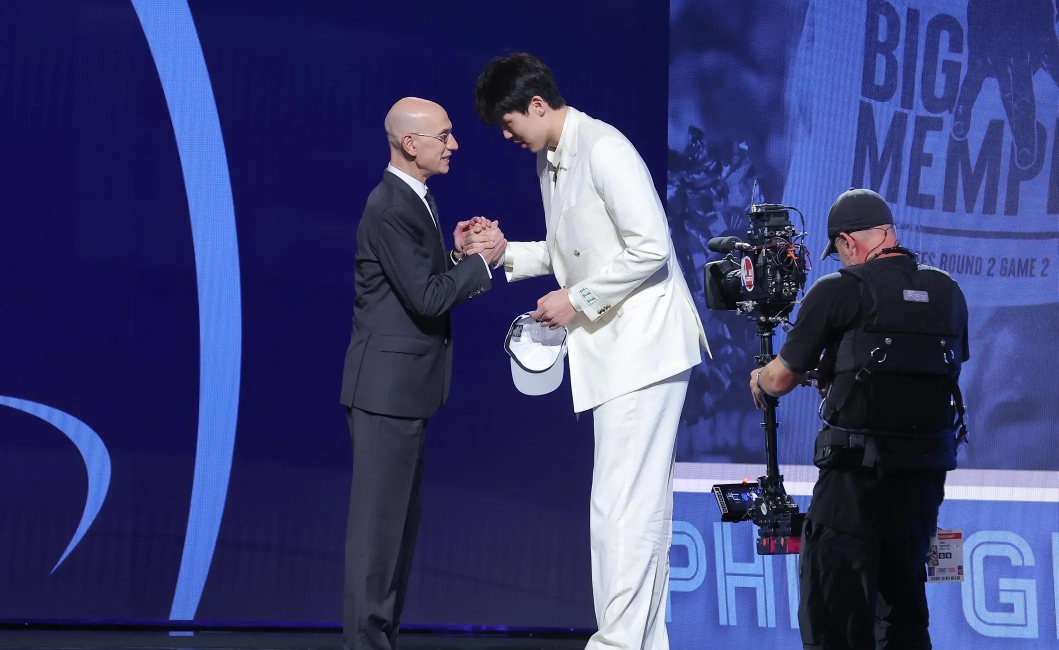 杨瀚森吓坏所有人！16顺位被开拓者选中！



难以置信的场景发生在NBA选秀大