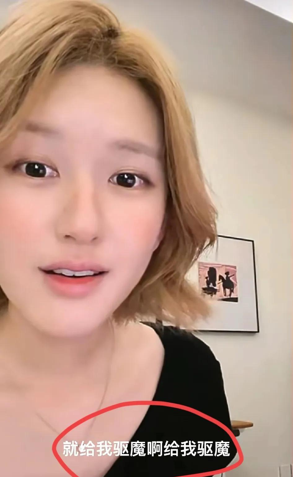 真是离谱到家了！
赵露思直播，说她当时生病的时候，公司也不带她去看病，而是把她锁
