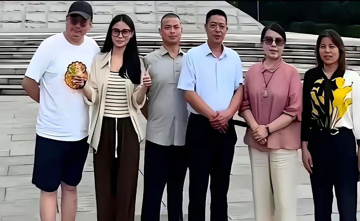 刚传来正义网友排队五组的好消息！  



这令人振奋的消息迅速传遍网络，与李律