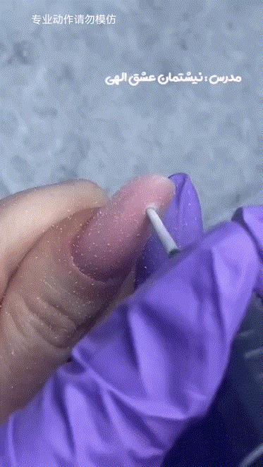 这指甲做得确实挺有创意，但是太费劲了……[抠鼻]