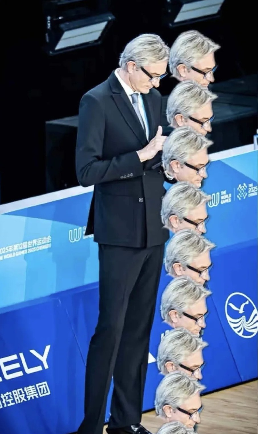 这次有图有真相！
第一次看到真实的九头身，
虽然是个男的，
但感觉更离谱，很少有