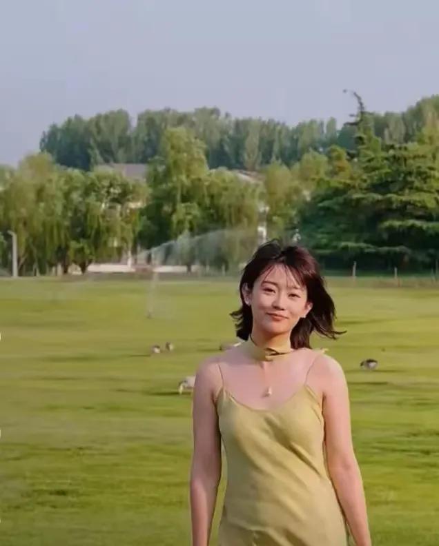 李七月，这火辣的身材是那么养眼！她1米7的大个子，不仅长得美，还多才多艺，她是主