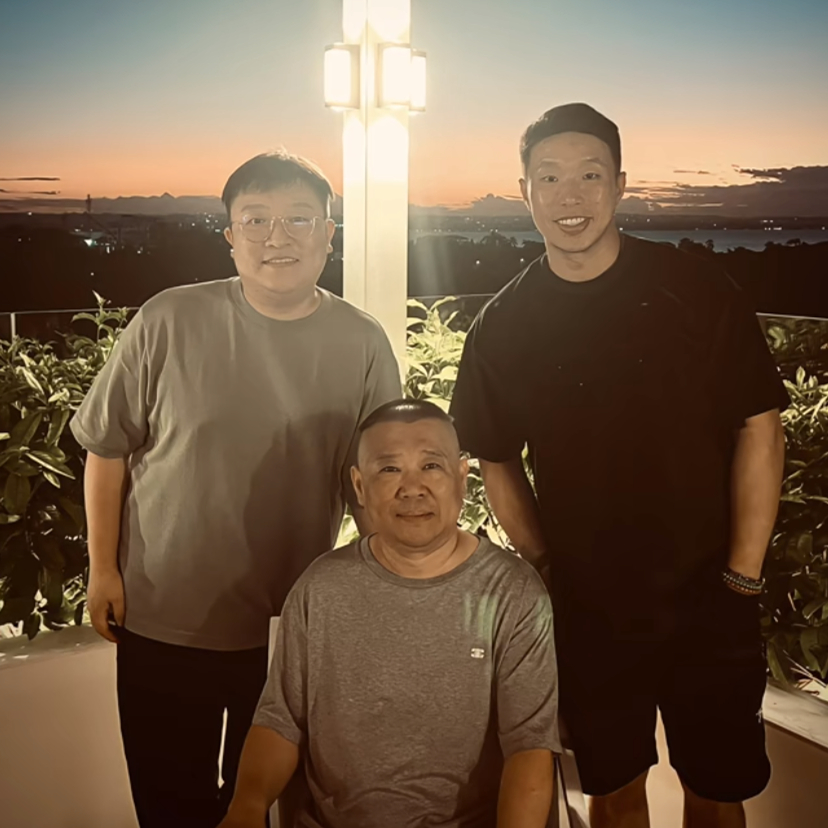 德云社南非演出时，烧饼遭到现场观众嘘声，一旁的曹鹤阳却笑弯了腰。
登台后，烧饼夸