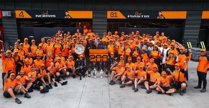 赛车：2025F1匈牙利大奖赛
迈凯伦车队在F1匈牙利大奖赛的赛后大合照，庆祝车