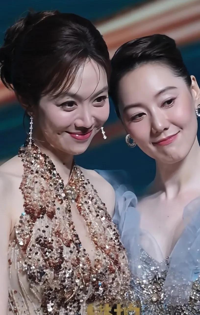 我总觉得姜妍和王冠长得像亲姐妹，五官，颜值，皮肤，两人看上去有八成相似，而且俩人