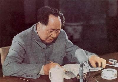 1948年，上海一处简陋居所里，王人路的生命即将走到尽头，他叮嘱妻子：“以后要是