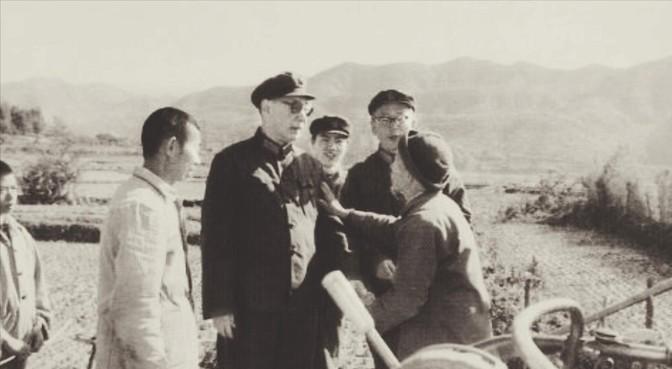 1986年夏，弋阳县的1位老农进京，来看望原副总参谋长杨成武上将。一见面，老农迫