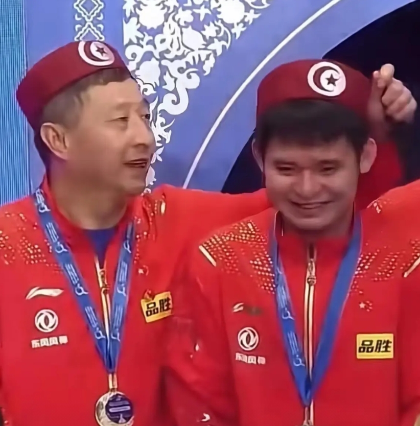林诗栋和陈振江教练在一起，很放松笑的也非常开心。
林诗栋平时在国家队，都是很小心