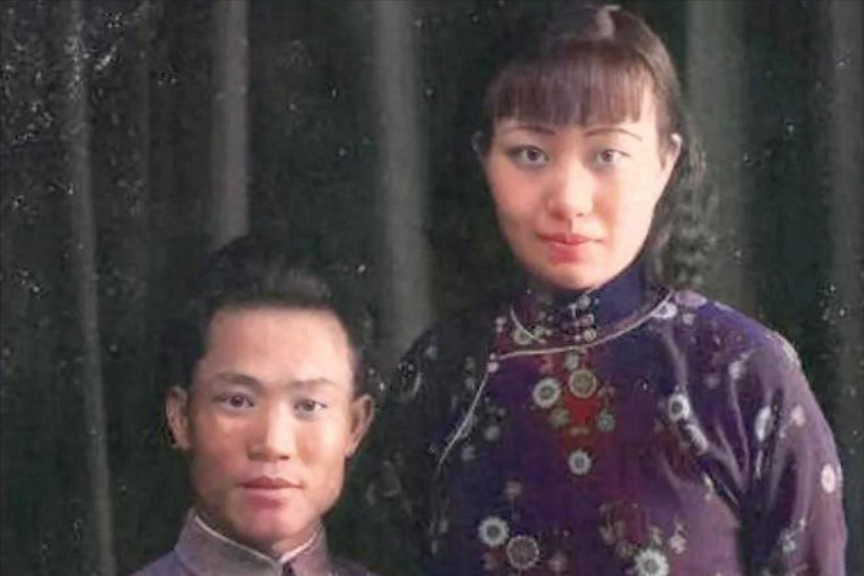 他在官场飞升，她在家中沉默。他穿军装上前线，她守柴米油盐过日子。最终，她递来一把