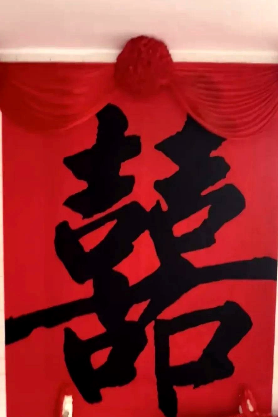 在那场婚礼之后，生活似乎回归了平静，但我心中却涌动着许多思绪。女孩的父母都有工作