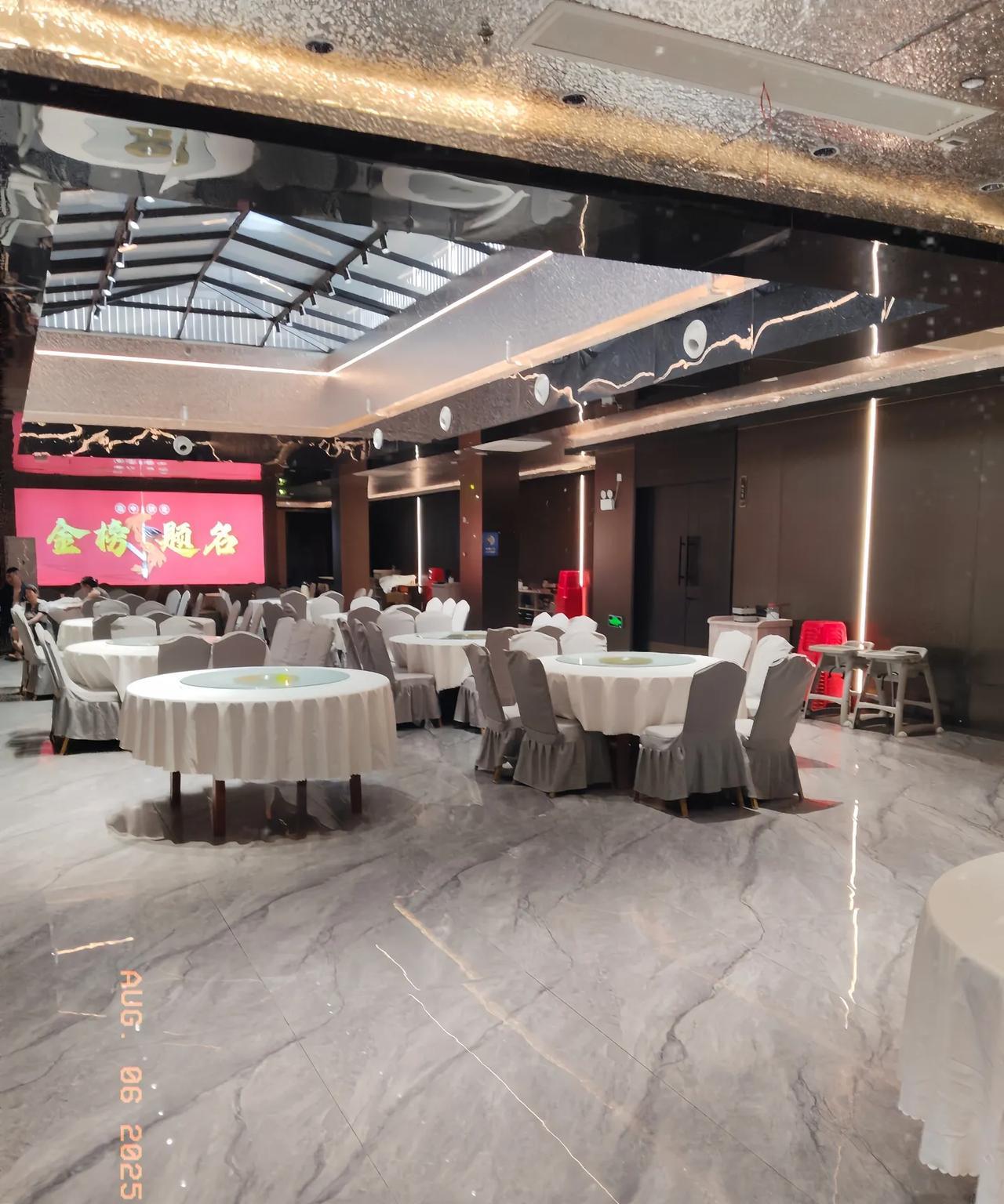 老板下达通知，从下个月开始，每个月的200块补贴取消，过年红包从2000块变成2