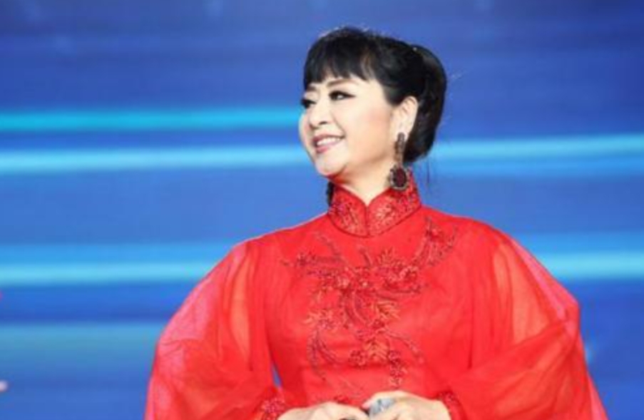 在春节晚会上，周华健微笑的跟殷秀梅问好:“殷姐您好”！没料到殷秀梅淡淡的看了他一