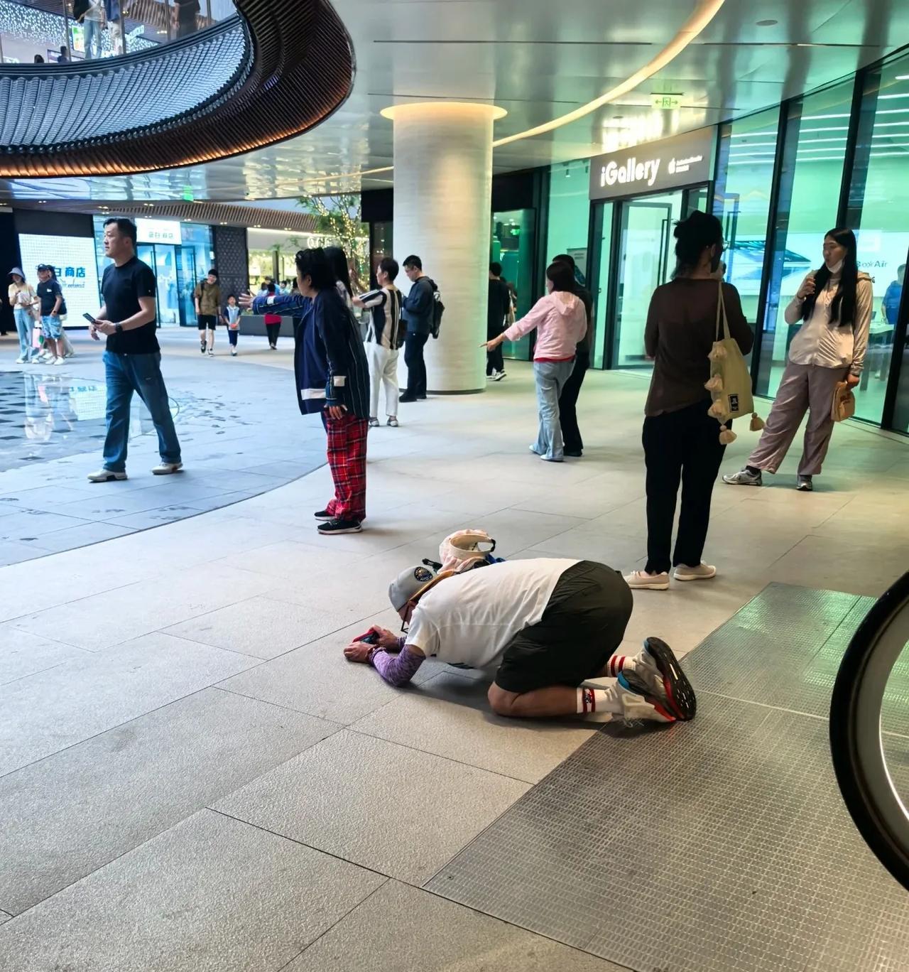 为什么很多人拍不出网感照片，看到在大吉巷拍照大爷们，懂了！