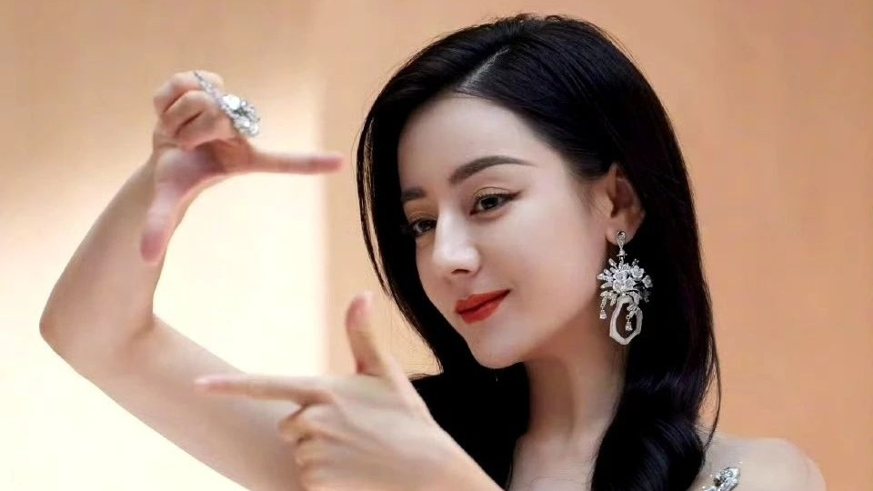 迪丽热巴可爱灵动，颜值与实力并存