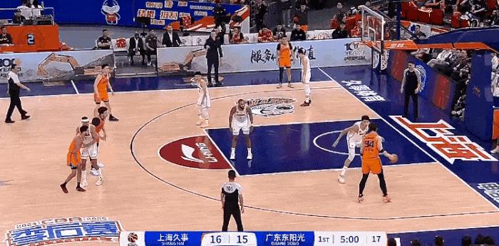 运球失误！王哲林咱能不运球么？
在今天CBA季后赛首轮上海对阵广东的第一节比赛中