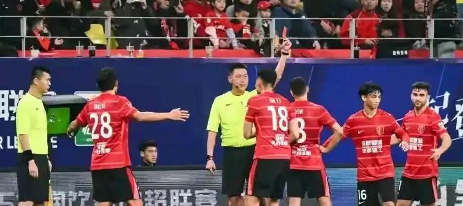 裁判不要面子的吗？足协这样安排裁判执法真的妥当吗！裁判甘树然在蓉城主场迎战津门虎