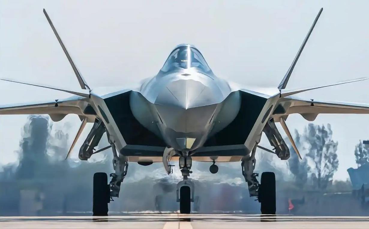 中国空军科技已经领先美国10-20年：
①空空导弹：我国霹雳15大概在2016年