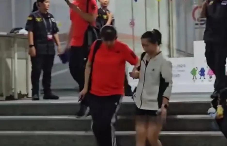 赖亚文与女排队员情同母女。中国女排从清迈抵达曼谷后即投入训练，直至夜幕降临才结束